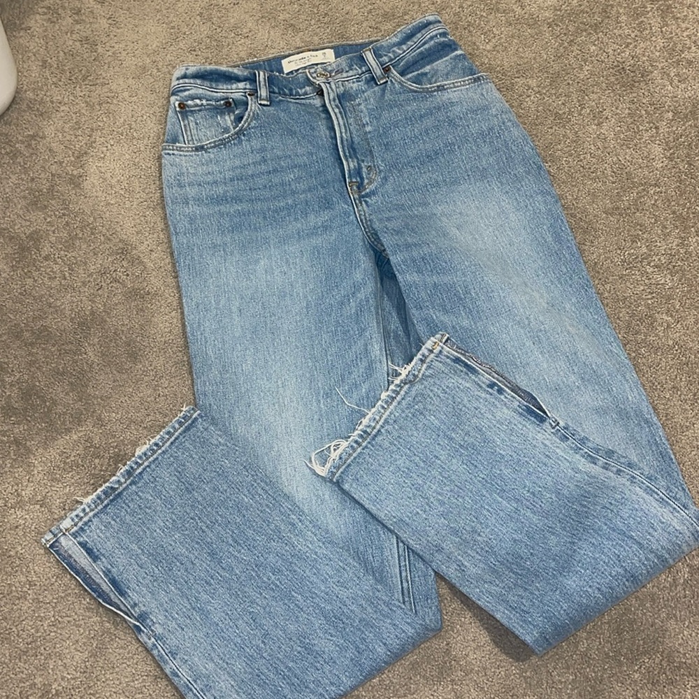Abercrombie 90’s Strait Ultra High Rise Split Hem Jean
